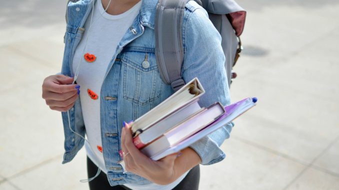 10 smarta sätt att spara pengar som student illustration